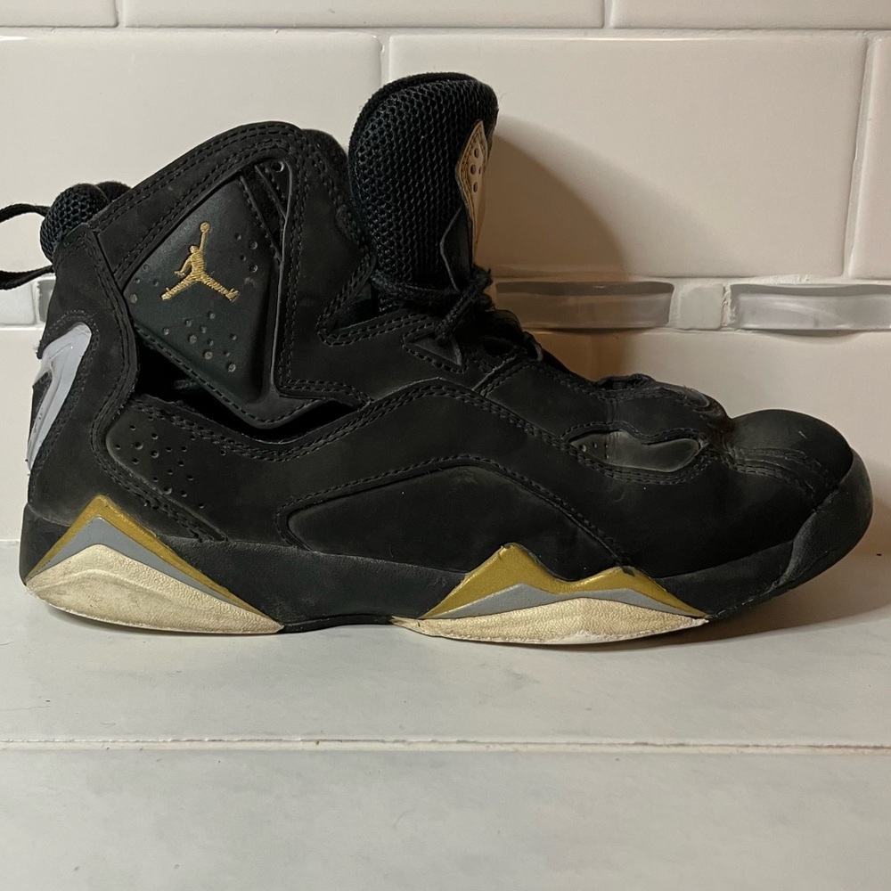 Air Jordan’s Nike black youth sneakers.  Some wear.  Priced accordingly